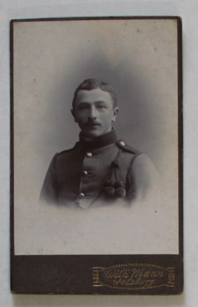 FOTOGRAFIE C.D.V. , STUDIO WILH. MANN , SALZBURG , TANAR IN UNIFORMA , CCA. 1900
