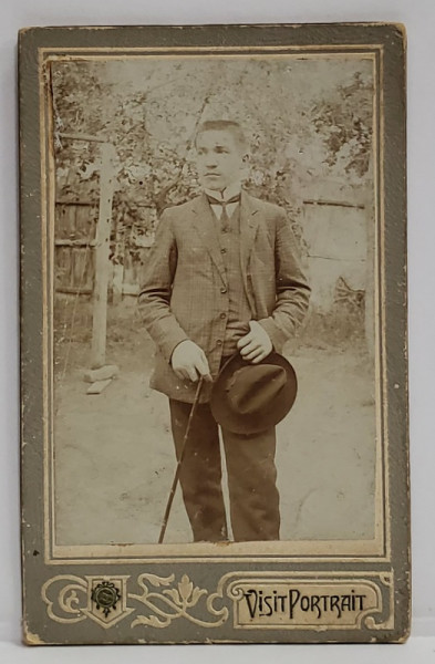 FOTOGRAFIE C.D.V. , TANAR CU PALARIE SI BASTON , CCA. 1900