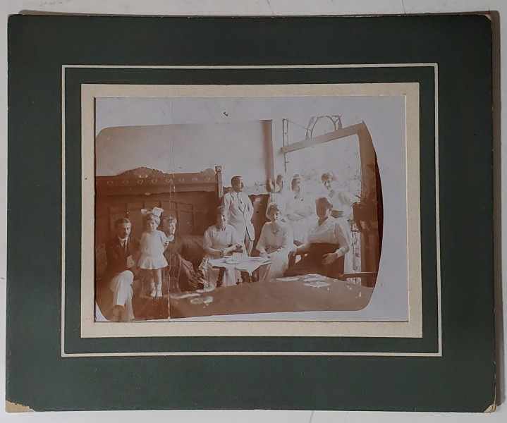 FOTOGRAFIE DE FAMILIE , AUTOR MAGHIAR NECUNOSCUT , CU PASPARTU , CCA. 1900