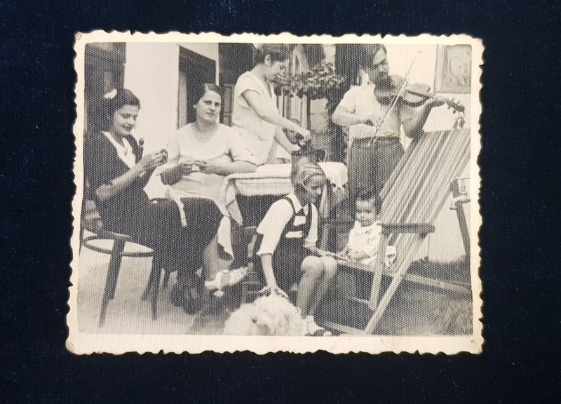 FOTOGRAFIE DE FAMILIE IN CURTEA UNEI CASE , MONOCROMA, FORMAT MIC , DATATA 1939