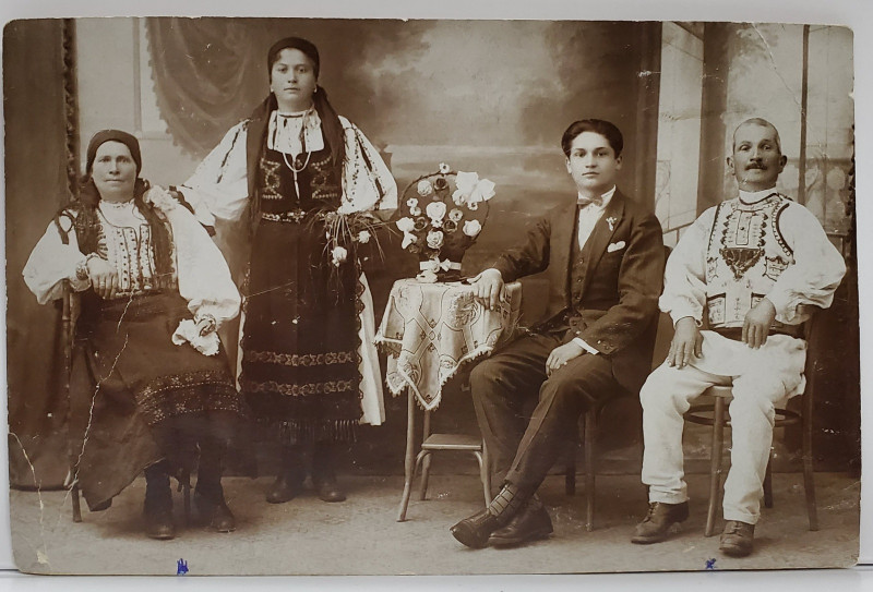 FOTOGRAFIE DE FAMILIE IN STUDIO , ROMANIA  , CARTE POSTALA ILUSTRATA , INTERBELICA