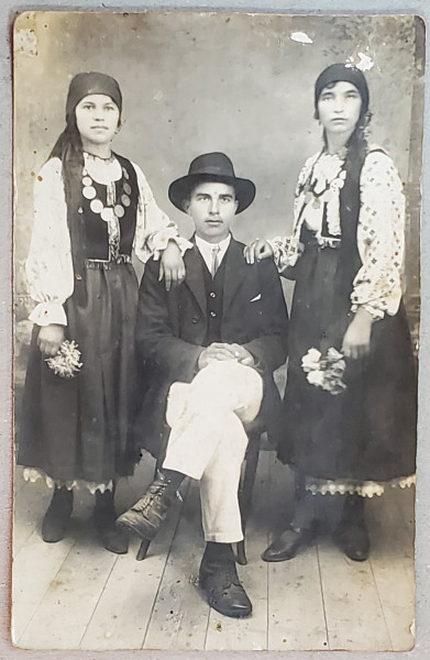 FOTOGRAFIE DE FAMILIE  , TINERI IN COSTUME POPULARE, FORMAT CARTE POSTALA
