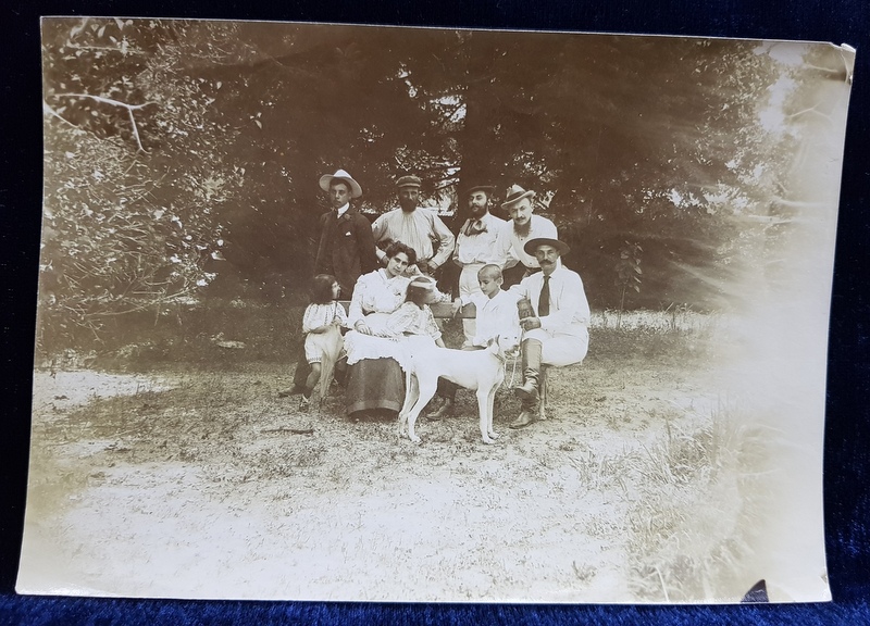 FOTOGRAFIE DE GRUP , ADULTI , COPII SI UN CAINE , MONOCROMA , PE HARTIE SUBTIRE , PERIOADA INTERBELICA