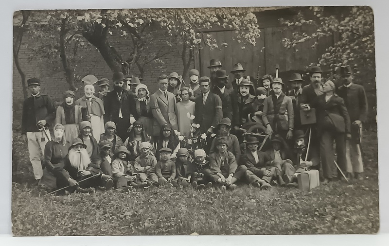FOTOGRAFIE DE GRUP , ADULTI SI COPII CU MASTI , IN EXTERIOR , POSIBIL TRANSILVANIA , FOTOGRAFIE FORMAT CARTE POSTALA ,INCEPUTUL SEC. XX