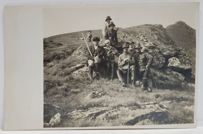 FOTOGRAFIE DE GRUP , BARBATI IN UNIFORMA SI CIVILI , LA MUNTE , FOTOGRAFIE TIP CARTE POSTALA , INTERBELICA