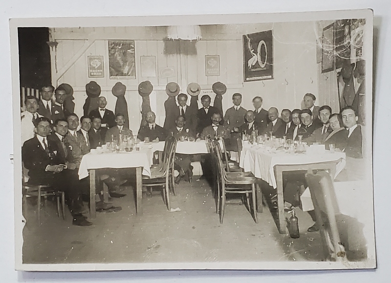 FOTOGRAFIE DE GRUP , BARBATI LA BANCHET IN SIBIU , DATATA 1926