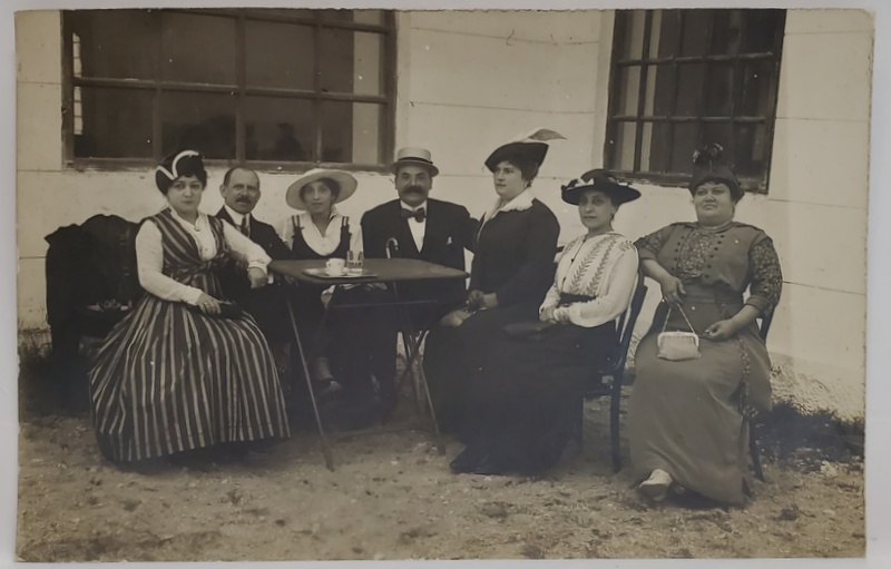 FOTOGRAFIE DE GRUP , BARBATI SI FEMEI LA CAFEA , IN EXTERIOR , CARTE POSTALA , INCEPUTUL SEC. XX