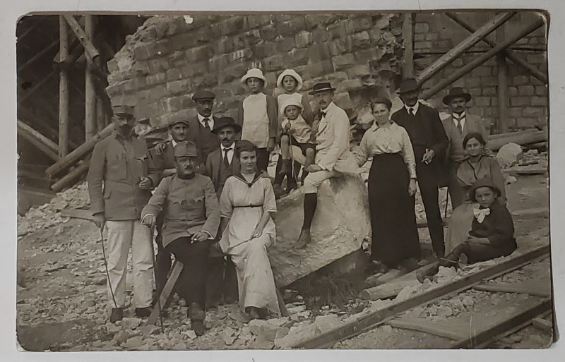 FOTOGRAFIE DE GRUP , CIVILI SI MILITARI , AUSTRO - UNGARIA , CARTE POSTALA ILUSTRATA , INCEPUTUL SEC. XX