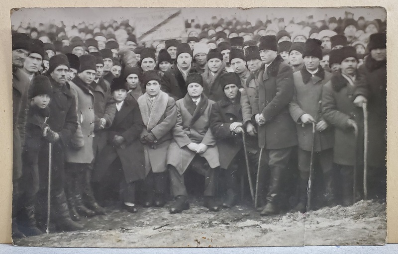 FOTOGRAFIE DE GRUP CU BARBATI  LA O ADUNARE A PARTIDULUI NATIONAL TARANESC , TIP CARTE POSTALA , INTERBELICA