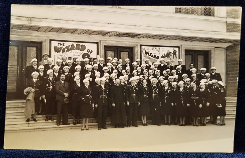 FOTOGRAFIE DE GRUP CU COMANDANTI AI STRAJERILOR , POZAND IN FATA UNUI CINEMATOGRAF , FOTO STUDIO ANDREI ENGEL , BUCURESTI , TIP CARTE POSTALA , MONOCROMA , NECIRCULATA , PERIOADA INTERBELICA