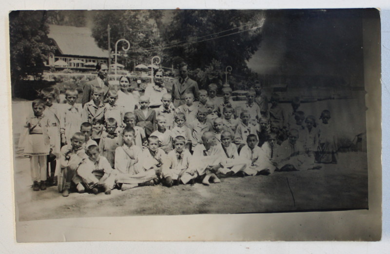 FOTOGRAFIE DE GRUP CU COPII IN COSTUME POPULARE SI PROFESORII LOR IN VIZITA LA SNAGOV , FOTOGRAFIE MONOCROMA, TIP CARTE  POSTALA , NECIRCULATA , DATATA PE VERSO 1934 , VOALATA IN PARTEA DREAPTA *