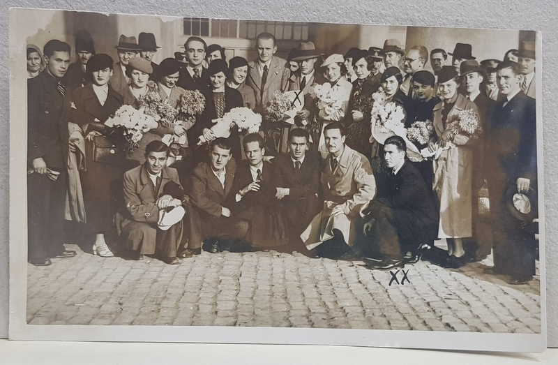 FOTOGRAFIE DE GRUP CU DOMNI SI DOAMNE CU BUCHETE DE FLORI , FOTOGRAFIE MONOCROMA, FOTO REPORTAJ GH. IONESCU , PERIOADA INTERBELICA , PREZINTA EXFOLIERI IN COLTUL DIN STANGA SUS