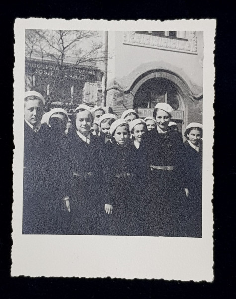 FOTOGRAFIE DE GRUP CU ELEVE IN UNIFORMA DE CERCETAS , MONOCROMA , PE HARTIE FOTO LUCIOASA , PERIOADA INTERBELICA