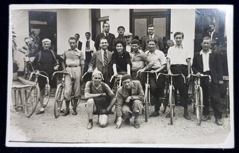 FOTOGRAFIE DE GRUP CU PARTICIPANTI LA CURSA CICLISTA BUCURESTI  - GIURGIU , MONOCROMA , DATATA 1938 , PE VERSO SUNT SEMNATURI ALE CICLISTILOR PARTICIPANTI *