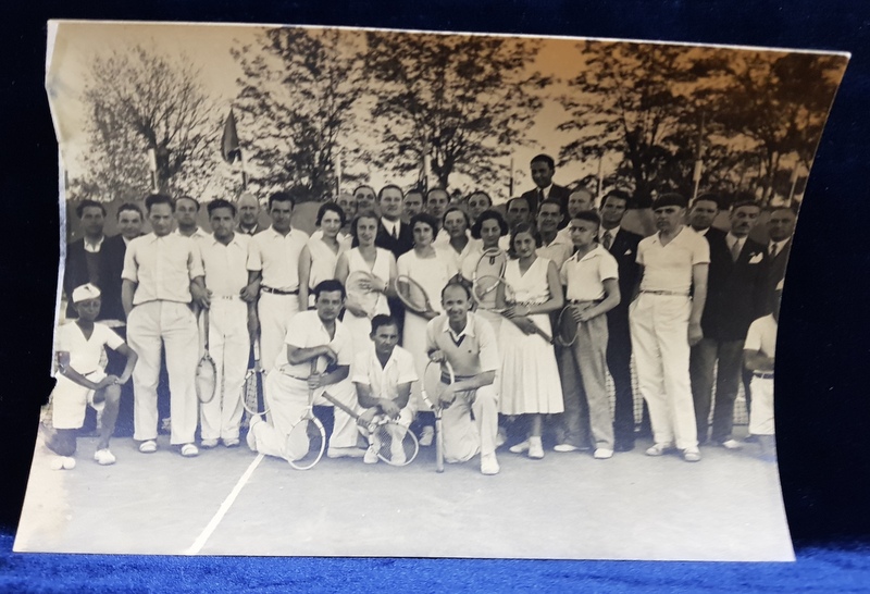 FOTOGRAFIE DE GRUP CU SPORTIVI SI OFICIALI AI TURNEULUI DE TENIS , FOTOGRAFIE MONOCROMA, CU OCAZIA CEFERIADEI 1940 , MARGINEA DIN STANGA EXFOLIATA *