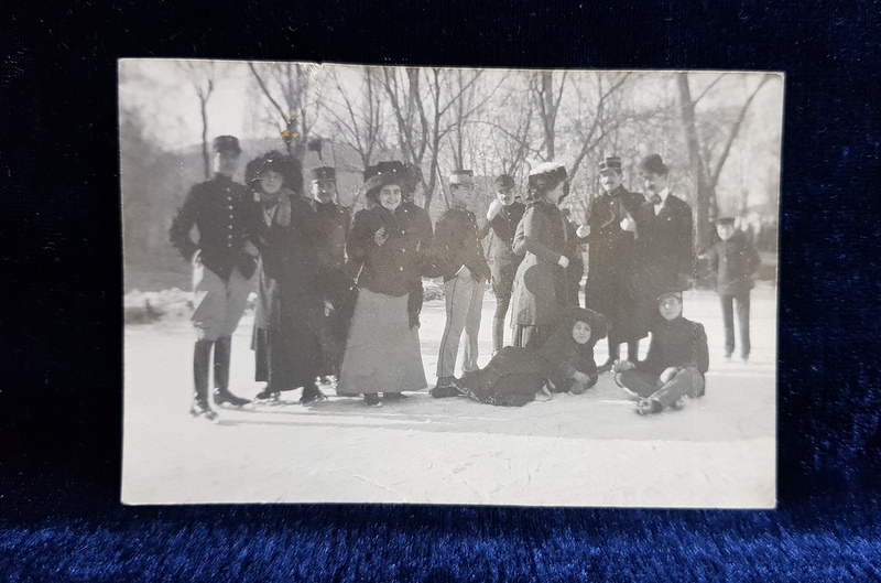 FOTOGRAFIE DE GRUP , DOMNI SI DOAMNE LA PATINAJ , FOTOGRAFIE MONOCROMA, PE HARTIE CRETATA , INCEPUTUL SECOLULUI XX