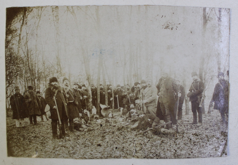 FOTOGRAFIE DE GRUP DUPA  VANATOARE , AUTOR NECUNOSCUT , MONOCROMA , DATATA PE VERSO 1898