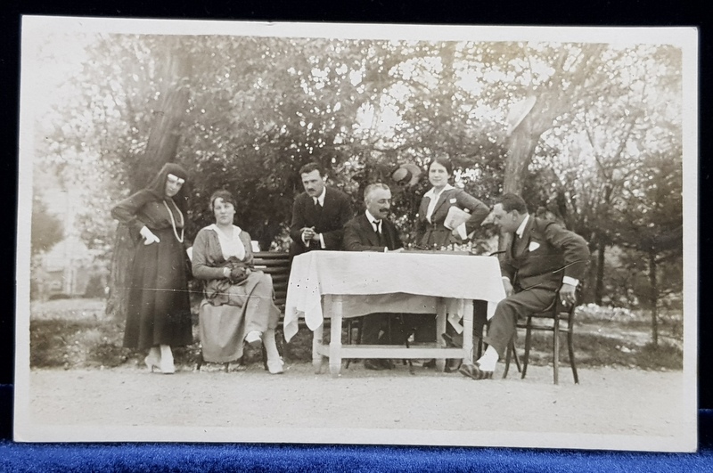 FOTOGRAFIE DE GRUP  - FEMEI SI BARBATI CURTEA SPITALULUI COLTEI , FOTOGRAFIE TIP CARTE POSTALA ,MONOCROMA, DATATA 1916