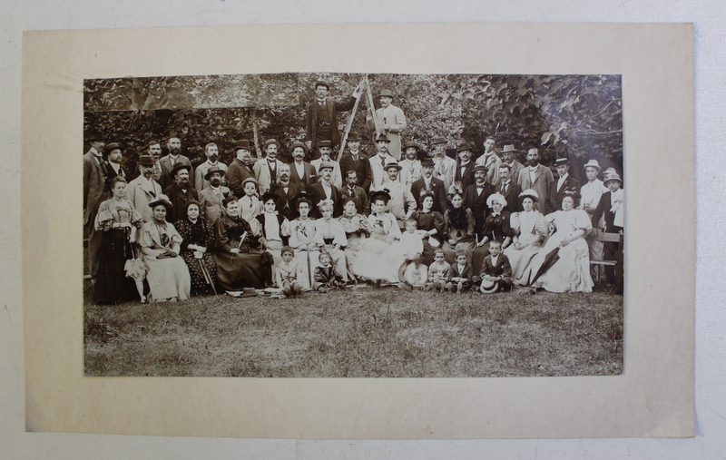 FOTOGRAFIE DE GRUP IN AER LIBER , DOMNI , DOAMNE , COPII , AUTOR NECUNOSCUT , INCEPUTUL SECOLULUI XX