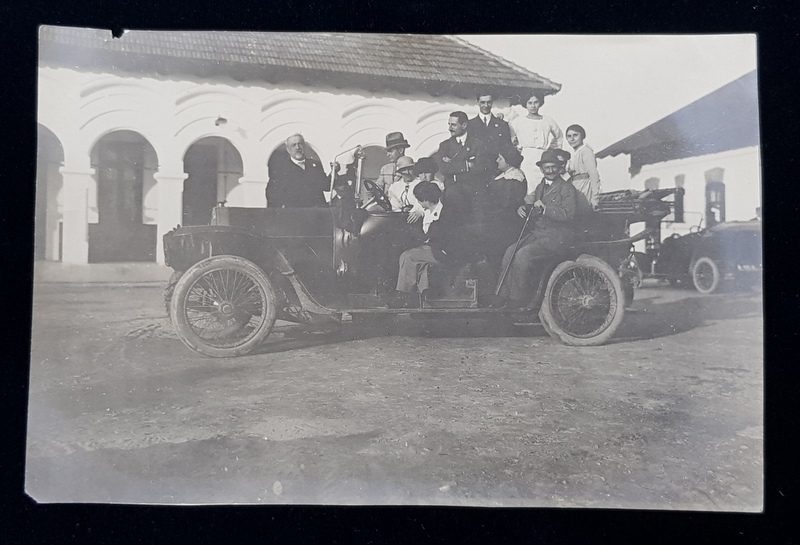FOTOGRAFIE DE GRUP IN AUTOMOBIL DE EPOCA , DECAPOTABIL , MONOCROMA, DATATA PE VERSO  14 MAI 1914 , PREZINTA O MICA RUPTURA LA PARTEA SUPERIOARA *