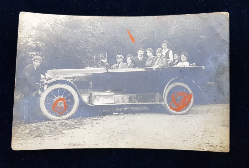 FOTOGRAFIE DE GRUP IN AUTOMOBIL DE EPOCA , DECAPOTABIL , TIP CARTE POSTALA , MONOCROMA , NECIRCULATA , INCEPUTUL SEC. XX , PREZINTA MAZGALITURI PE FATA *