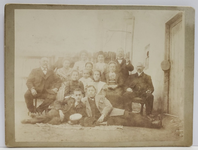 FOTOGRAFIE DE GRUP IN CURTEA UNEI CASE DIN BUCURESTI , DATATA 1901 PE VERSO