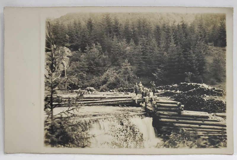 FOTOGRAFIE DE GRUP IN EXCURSIE LA CUMPANA , LANGA O MICA CASCADA , PE RAU , FOTOGRAFIE TIP CARTE POSTALA , 1930