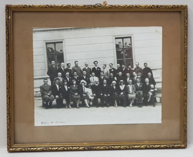 FOTOGRAFIE DE GRUP IN EXTERIOR , BLAJ , MONOCROMA, PAPSPARTU DIN CARTON , INRAMATA , DATATA 13 IULIE 1930