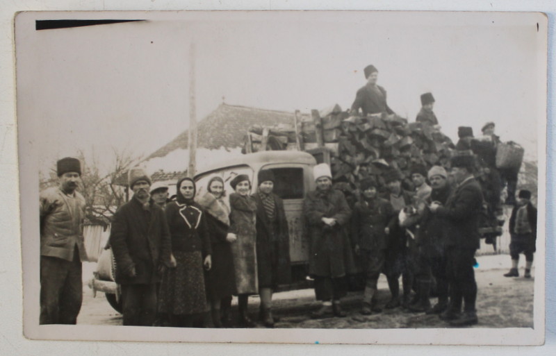 FOTOGRAFIE DE GRUP IN FATA CAMIONULUI CU LEMNE , TIP CARTE POSTALA , MONOCROMA, PERIOADA INTERBELICA