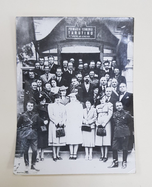 FOTOGRAFIE DE GRUP IN FATA PRIMARIEI COMUNEI TARUTIONO , JUD. CETATEA ALBA , 1 MAI 1937