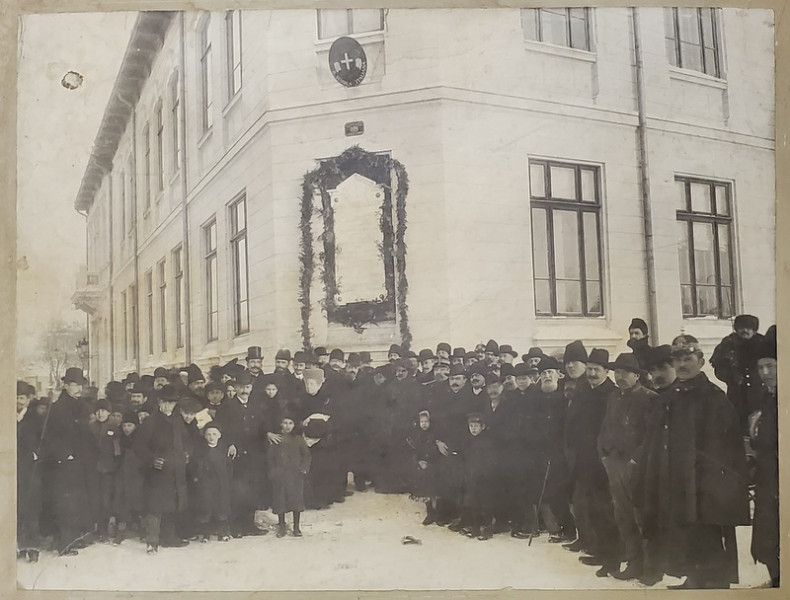 FOTOGRAFIE DE GRUP IN FATA SCOLII ITALIENE DIN BUCURESTI , LA DEZVELIREA UNEI PLACI DE MARMURA IN CINSTEA LUI LUIGI CAZZAVILLAN , 1901