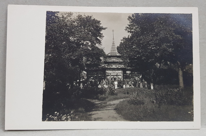 FOTOGRAFIE DE GRUP IN FATA UNUI PAVILION , IN PARC , FOTOGRAFIE TIP CARTE POSTALA , MONOCROMA, NECIRCULATA , PERIOADA INTERBELICA