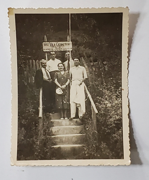 FOTOGRAFIE DE GRUP IN FATA VILEI ' CAZANE ' LANGA DUNARE , KILOMETRUL 104 , 1938