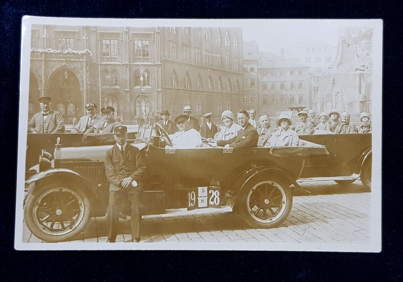 FOTOGRAFIE DE GRUP , IN MASINI DECAPOTABILE DE EPOCA , IN ORAS , FOTOGRAFIE TIP CARTE POSTALA , DATATA 1928