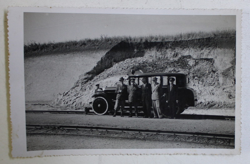 FOTOGRAFIE DE GRUP IN STATIA COJOCNA , LANGA CALEA FERATA , LINIA TEIUS  - APAHIDA , LANGA UN AUTOMOBIL DE EPOCA , STUDIO POLYFOTO- CLUJ , FOTOGRAFIE TIP CARTE POSTALA , MONOCROMA, PE HARTIE LUCIOASA , DATATA 1938 , CU URME DE LIPICI PE VERSO *