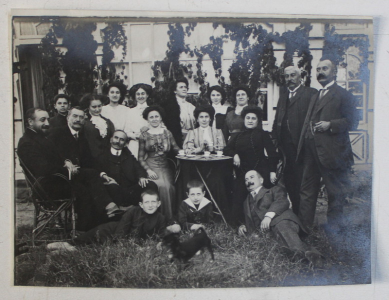 FOTOGRAFIE  DE GRUP LA BANEASA , MONOCROMA, PE HARTIE CRETATA , DATATA PE VERSO 1910
