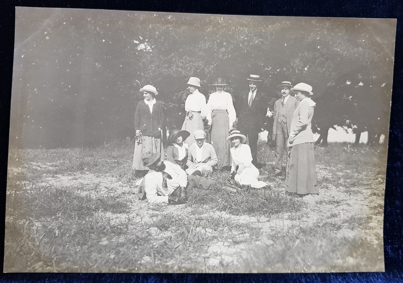 FOTOGRAFIE DE GRUP LA IZBICENI , OLTENIA , MONOCROMA, PE HARTIE SUBTIRE , DATATA PE VERSO  1914