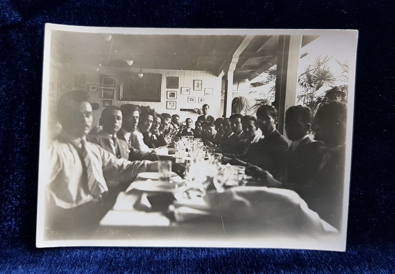 FOTOGRAFIE DE GRUP LA MASA FESTIVA , ZAGREB , SERBIA , MONOCROMA , PE HARTIE CRETATA , DATATA PE VERSO 28 IULIE 1928