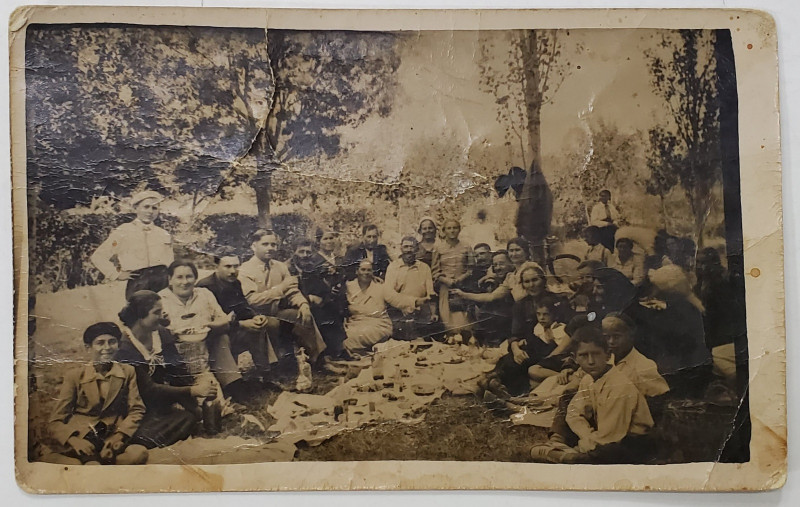 FOTOGRAFIE DE GRUP LA O MASA CAMPENEASCA , CARTE POSTALA ILUSTRATA , PERIOADA INTERBELICA