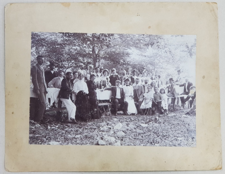 FOTOGRAFIE DE GRUP , LA O MASA FESTIVA IN AER LIBER , MONOCROMA , PE PASPARTU DE CARTON , DATATA PE VERSO 1901
