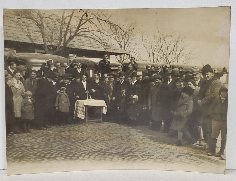 FOTOGRAFIE DE GRUP LA SLUJBA DE SFINTIRE A  UNOR AUTOBUZE PENTRU TRANSPORT PUBLIC , FOTOGRAFIE , 18 MARTIE , 1935