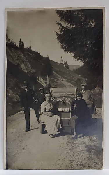 FOTOGRAFIE DE GRUP LANGA AUTOMOBIL DE EPOCA , CU NUMAR DE CAMPULUNG MUSCEL , IN NATURA , INTERBELICA