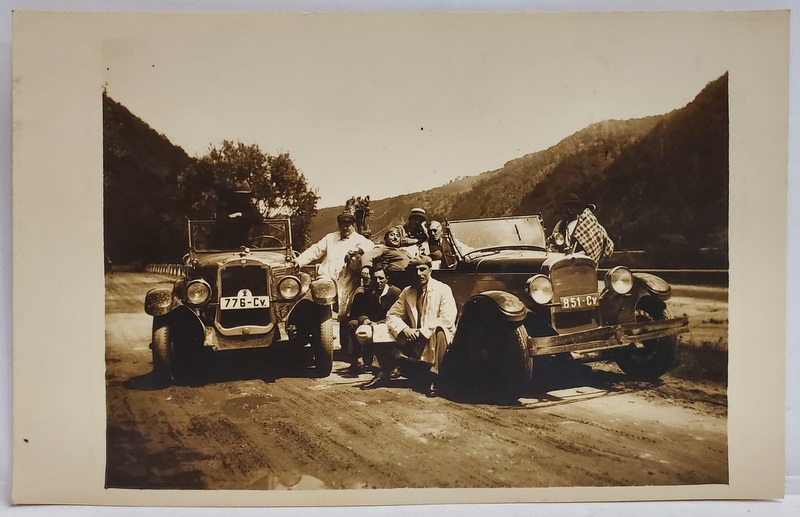 FOTOGRAFIE DE GRUP LANGA DOUA AUTOMOBILE DE EPOCA ( nr.  776 -Cv si 851 -Cv  ) , TIP CARTE POSTALA , INTERBELICA