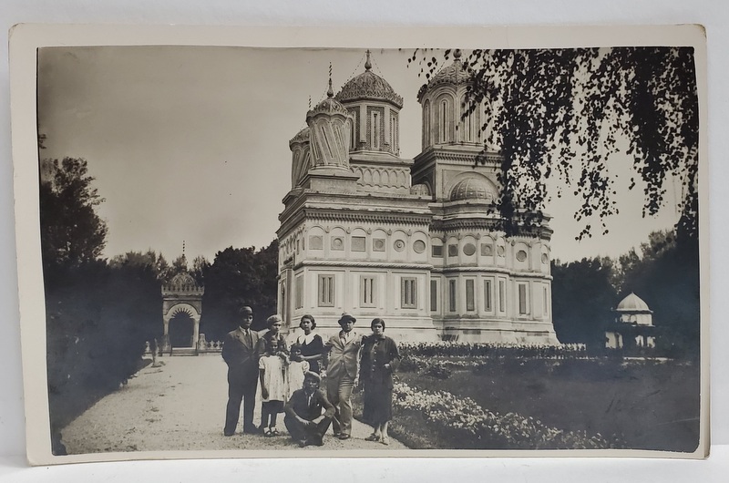 FOTOGRAFIE DE GRUP LANGA MANASTIREA DIN CURTEA DE ARGES , CARTE POSTALA , INTERBELICA