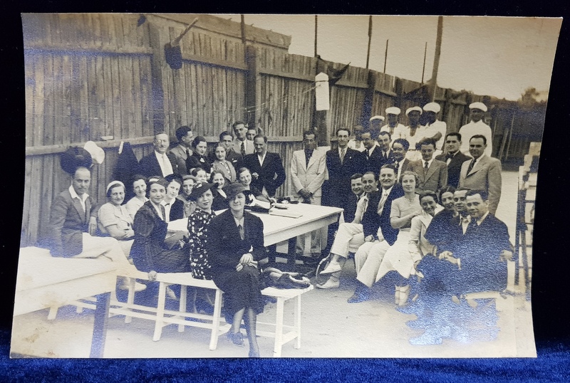 FOTOGRAFIE DE GRUP LANGA MASA ARBITRILOR , CU JUCATORI , SPECTATORI SI OFICIALITATI , FOTOGRAFIE MONOCROMA, CU OCAZIA CEFERIADEI 1940 , PE VERSO PREZINTA URME DE LIPITURA *