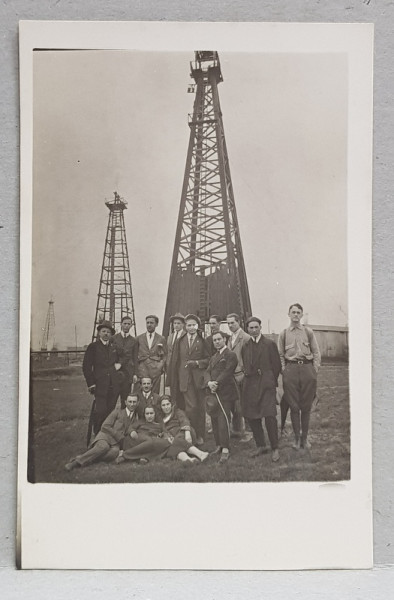 FOTOGRAFIE DE GRUP LANGA SONDE , TIP CARTE POSTALA , MONOCROMA, NECIRCULATA , DATATA 1923