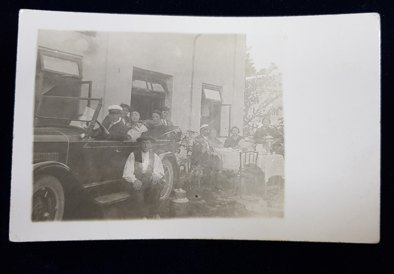 FOTOGRAFIE DE GRUP LANGA UN AUTOMOBIL DE EPOCA , LA O MASA FESTIVA , FOTOGRAFIE TIP CARTE POSTALA , MONOCROMA, NECIRCULATA , PERIOADA INTERBELICA