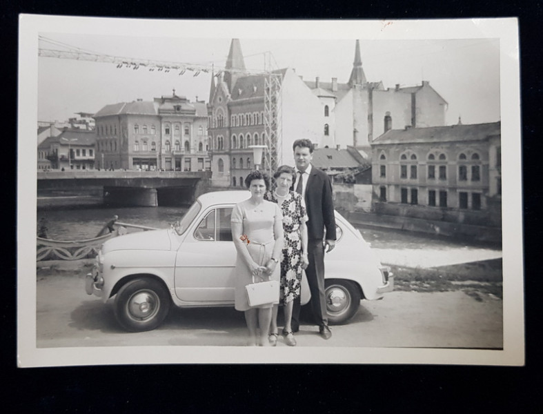 FOTOGRAFIE DE GRUP LANGA UN AUTOMOBIL FIAT , PE MALUL SOMESULUI ,  CLUJ , MONOCROMA, PE HARTIE LUCIOASA , DATATA 1967