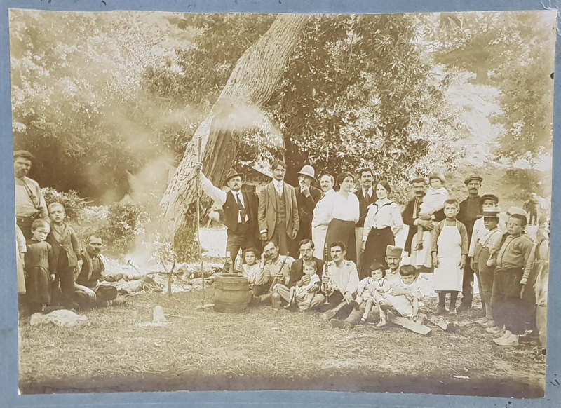 FOTOGRAFIE DE GRUP , NELOCALIZATA , LIPITA PE CARTON  , MONOCROMA , CCA. 1900