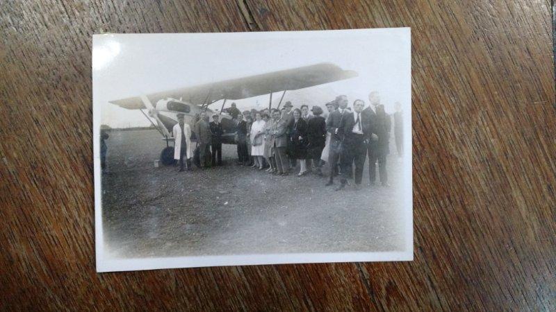 Fotografie de grup pe aerodrom